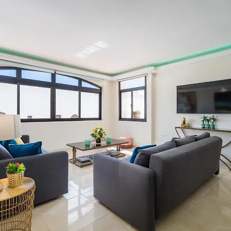 - Beachfront Luxury Apartment, 5br Playas Del Duque Apartment *