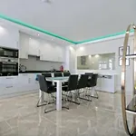 - Beachfront Luxury Apartment, 5br Playas Del Duque Apartman *
