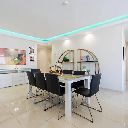 - Beachfront Luxury Apartment, 5br Playas Del Duque Marbella