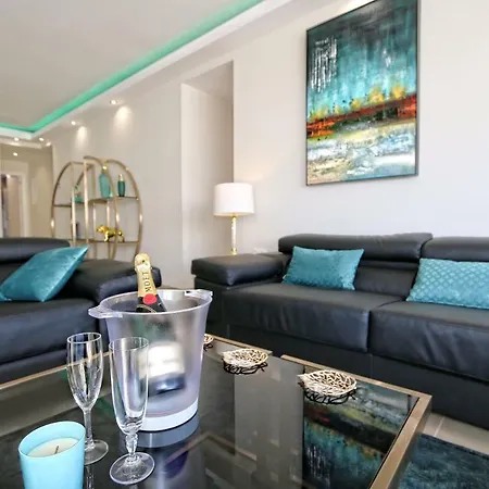 Marbella Home Rentals - Beachfront Luxury Apartment, 5Br Playas Del Duque アパート
