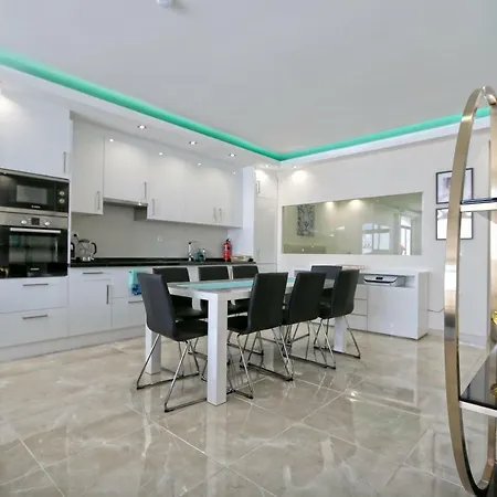 Marbella Home Rentals - Beachfront Luxury Apartment, 5Br Playas Del Duque アパート *