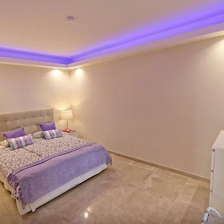 Apartment Marbella Home Rentals - Beachfront Luxury Apartment, 5Br Playas Del Duque Marbella