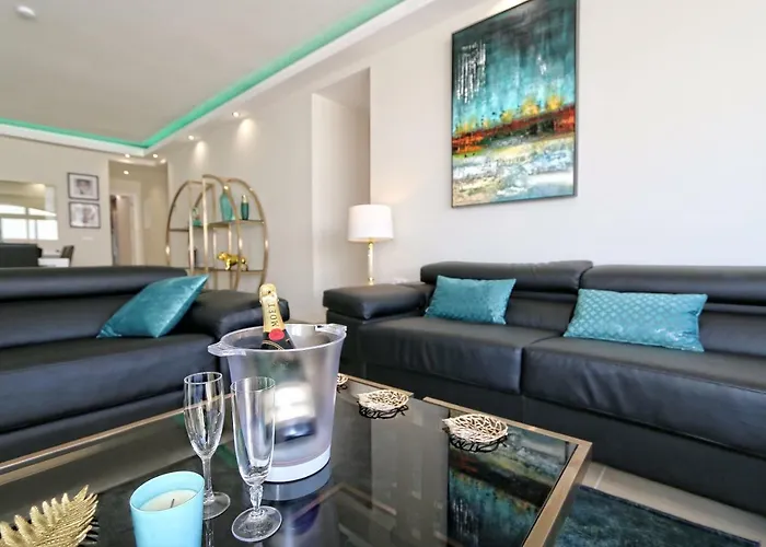 Marbella Home Rentals - Beachfront Luxury Apartment, 5Br Playas Del Duque דירה