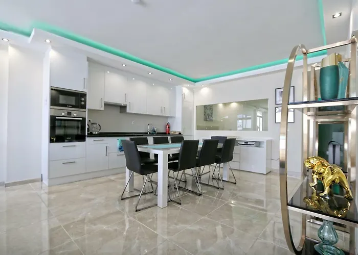 Marbella Home Rentals - Beachfront Luxury Apartment, 5Br Playas Del Duque דירה *