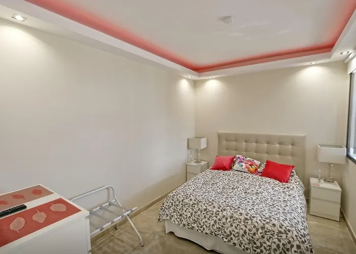 Marbella Home Rentals - Beachfront Luxury Apartment, 5Br Playas Del Duque