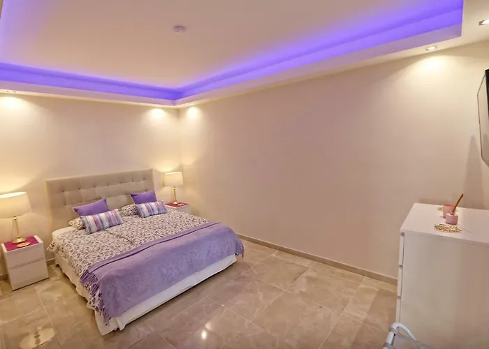 דירה Marbella Home Rentals - Beachfront Luxury Apartment, 5Br Playas Del Duque מארבלה