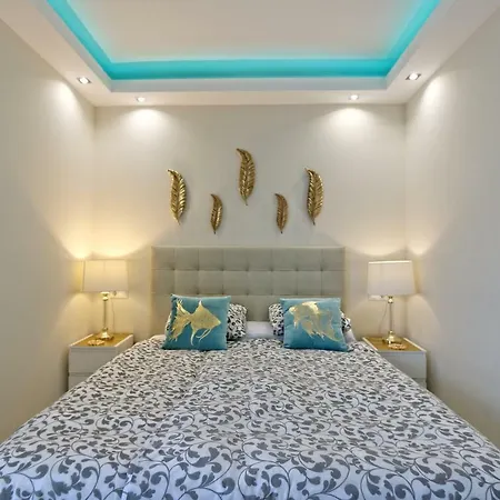 Marbella Home Rentals - Beachfront Luxury Apartment, 5Br Playas Del Duque * Marbella